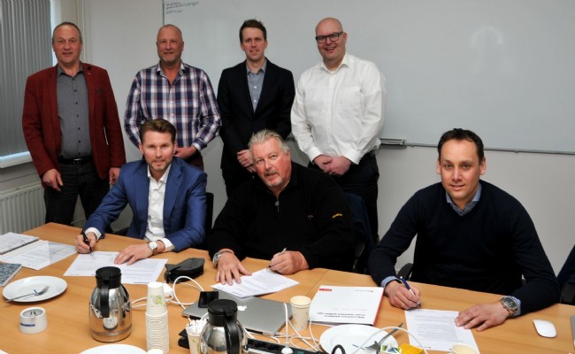 Op de foto zittend v.l.n.r: Sven van Balen, commercieel manager Heembouw, Wytze Tjepkema, algemeen directeur Mueller en Menko van Gorkum, managing director Mueller. Daarachter staand v.l.n.r: Jan Willem Prins, Peter Vogels (beiden Mueller), Rogier Kant, Habeon Architecten en Gert uit de Bosch, Heembouw.